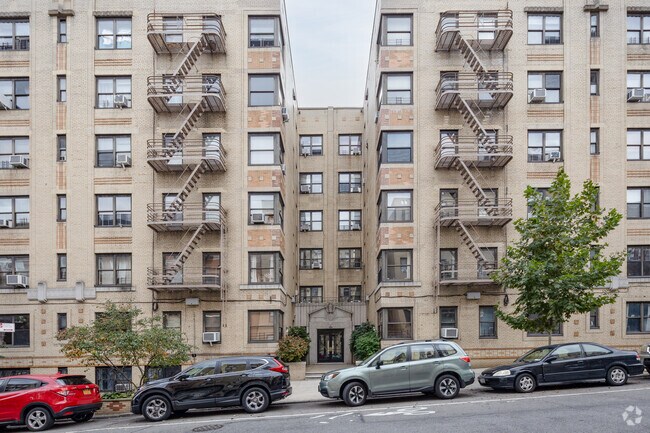 Foto del edificio - 251 Seaman Ave