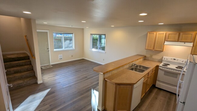 Foto del edificio - Charming 3-Bedroom, 1.5-Bath Townhome in F...