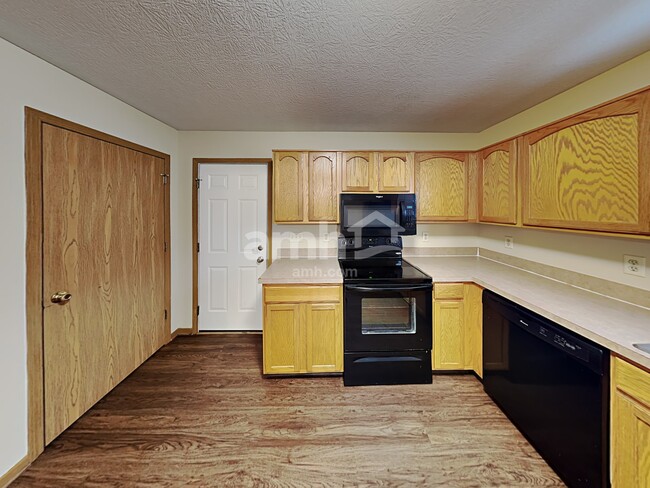 Building Photo - 875 Maher Dr