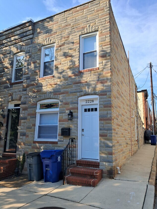 Primary Photo - 2228 Bank St