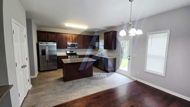 Building Photo - 208 Persian Ivy Way