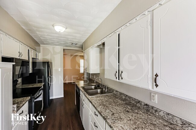 Building Photo - 902 Poinsettia Dr