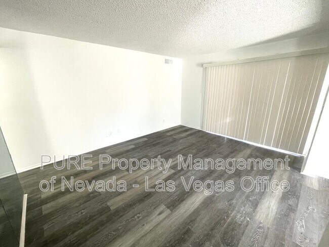 Building Photo - 1405 E Vegas Valley Dr