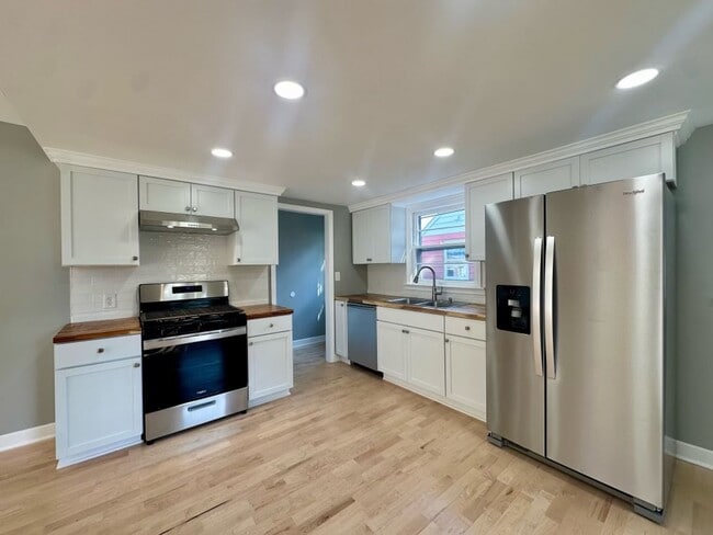 Building Photo - Gorgeous 4 Bedroom 1 Bathroom Home in Rich...