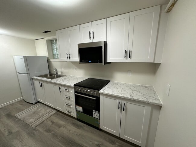 Building Photo - Charming Semi-Furnished 2 Bed / 1 Bath Bas...