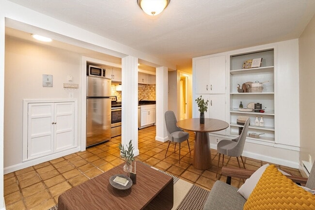 Foto del edificio - "Charming Furnished 1-Bedroom Apartment with Hardwood Floors in Beacon Hill"
