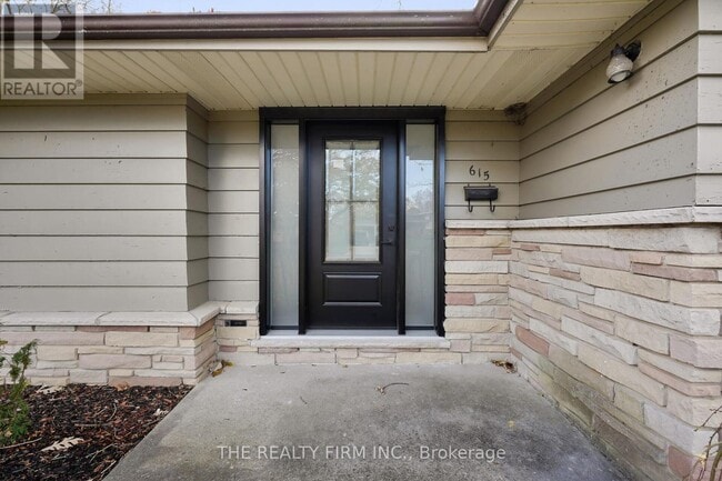 Photo du bâtiment - 615 Santa Monica Rd