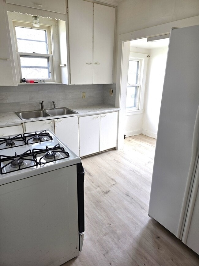 Foto del edificio - 751 Leonard Ave