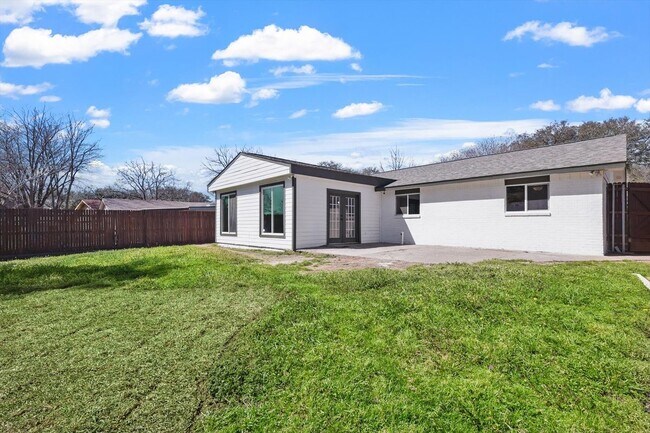 Foto del edificio - 422 Clover Ln
