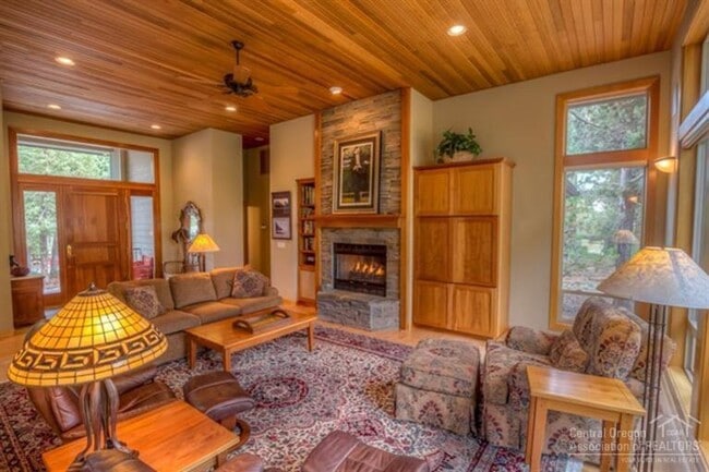Building Photo - Gated Community in Awbrey Glen