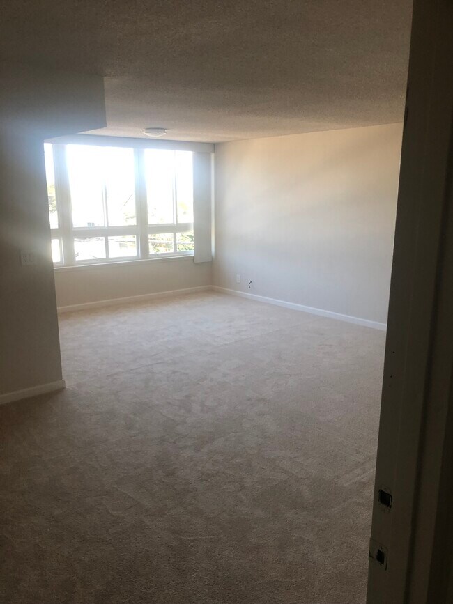 Building Photo - 525 N San Mateo Dr
