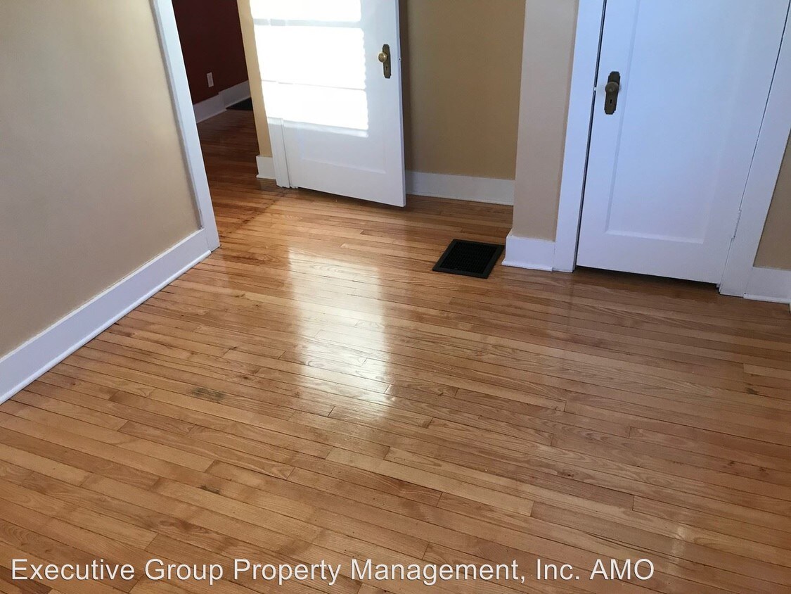 Foto del edificio - 4 br, 1.5 bath House - 121 BROADWAY ST.