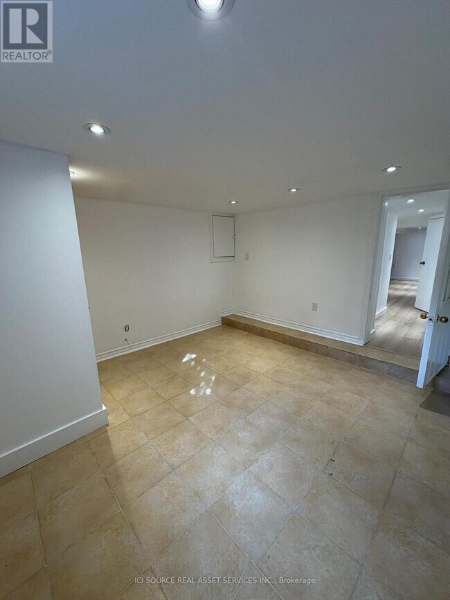 Photo du bâtiment - 858 Manning Ave