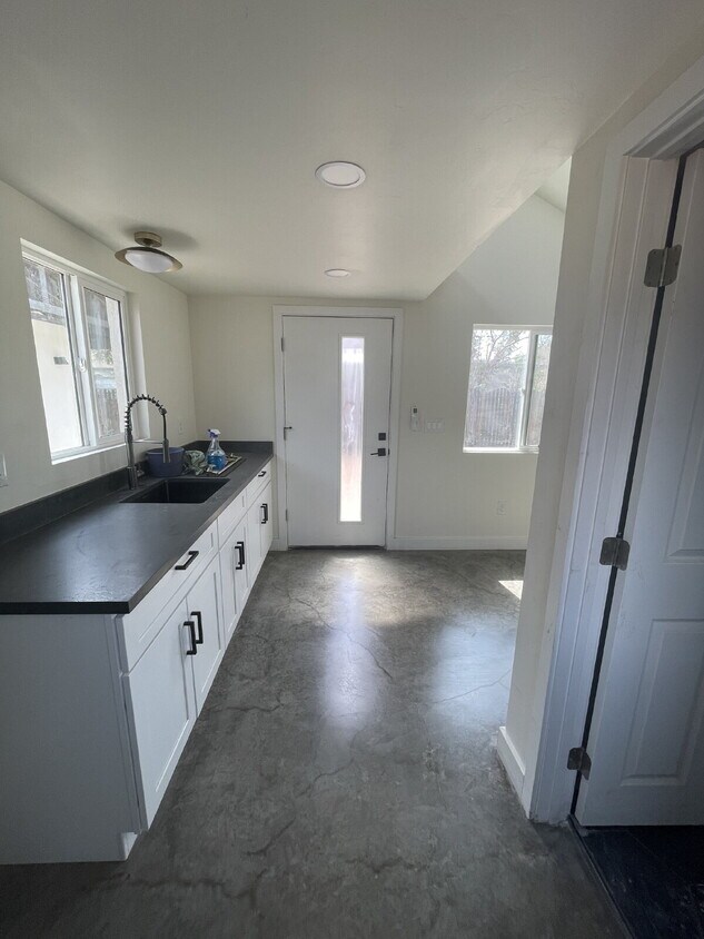 Foto principal - 1339 E 8th St