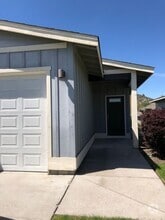 Building Photo - 1017 NE Rambling Ln