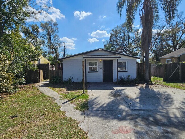 Foto del edificio - AWESOME DEAL 3 Bedroom |1 Bath HOUSE !