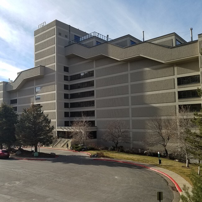 BENCH TOWER - 3125 Kennedy Dr