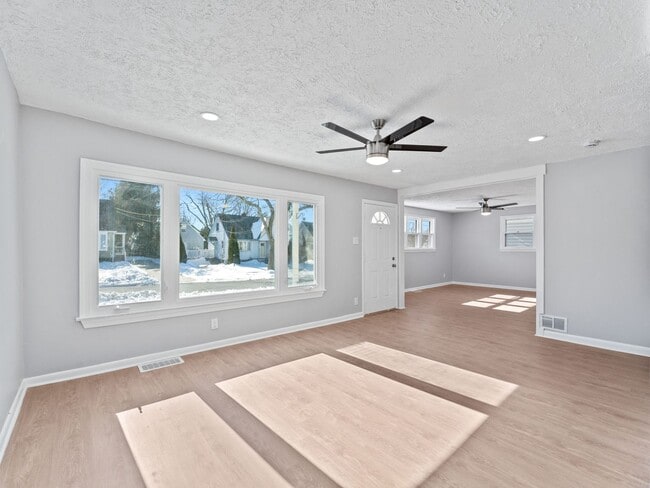 Building Photo - Charming Woodbury Home with Enclosed Backyard & Deck