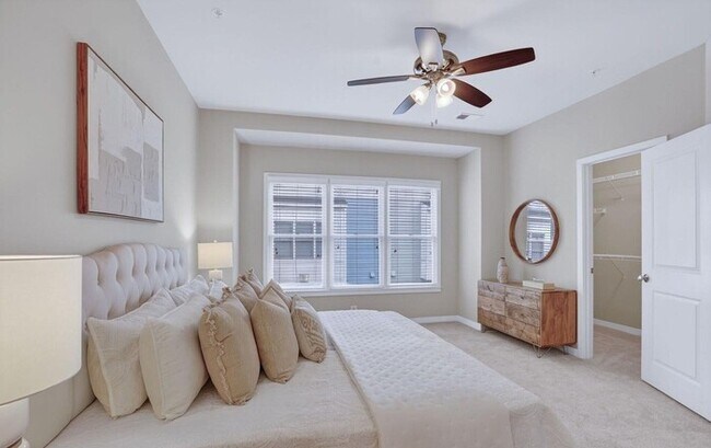 Foto del edificio - Modern 3BR Townhome with Rooftop Terrace & Garage in Old Town Commons