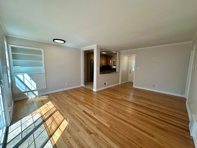 Foto del edificio - {5221} Updated Prairie Village Ranch + Fenced Yard + One Car Garage