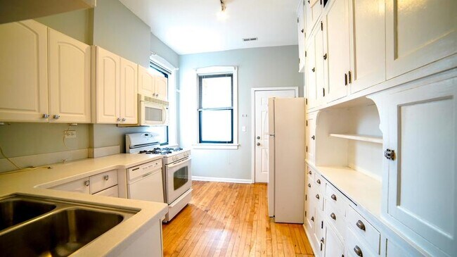 Foto del edificio - 1513 W Addison St
