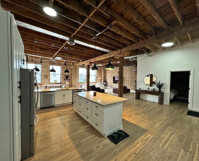 Building Photo - 2021 W Race Ave