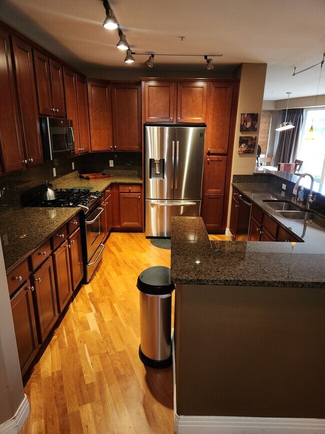 Foto del edificio - LOCATION, FULLY FURNISHED and LUXURY! Cher...