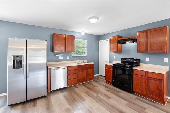 Building Photo - 204 Live Oak Dr