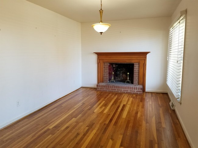 Building Photo - 1160 E 14th St