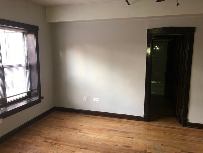 Foto del edificio - 4027 W Irving Park Rd