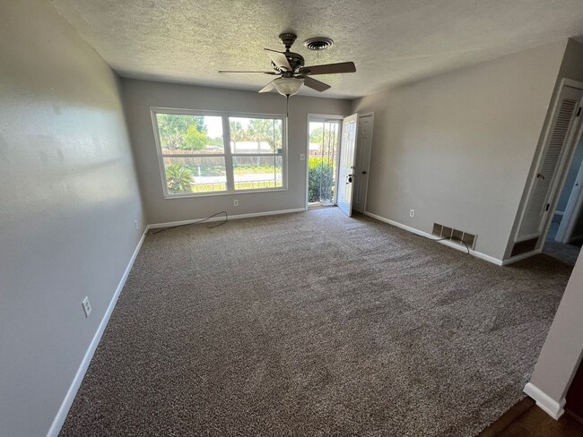 Foto del edificio - Pensacola - Mallory Heights - 3 Bedroom, 2...