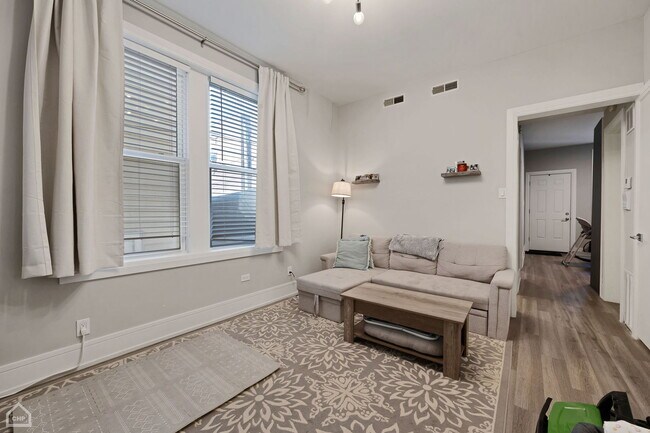 Foto del edificio - 846 N Hoyne Ave