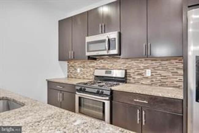 Building Photo - Beautiful Northern Liberties Townhome
