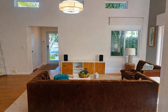 Foto del edificio - 248 Cortez Rd