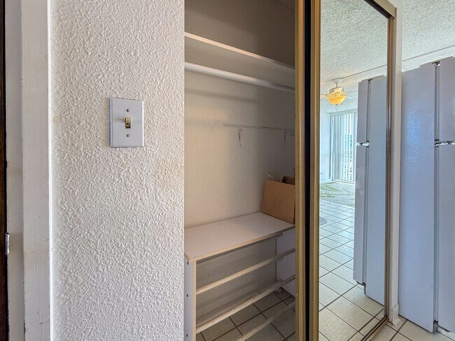 Building Photo - Beautiful High-Floor 1 Bedroom in Waikiki with Parking