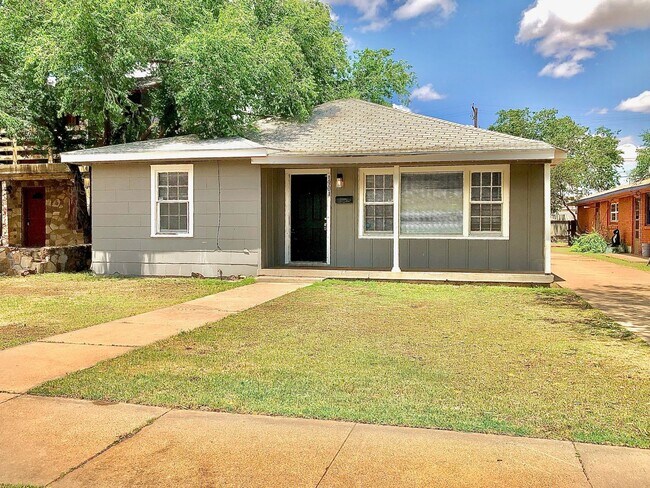 Foto del edificio - 4 Bedroom Home Located In Heart of Lubbock!