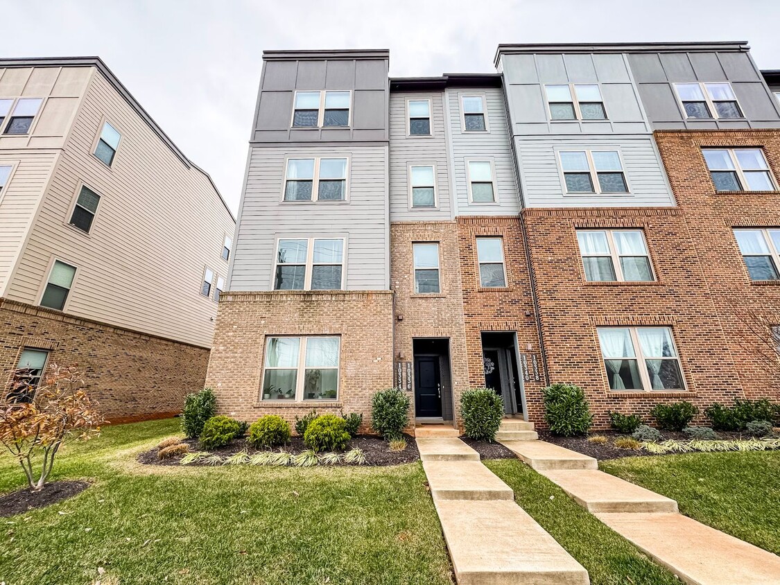 Foto principal - Stylish 3 Bed 2.5 Bath End-Unit Townhome W...