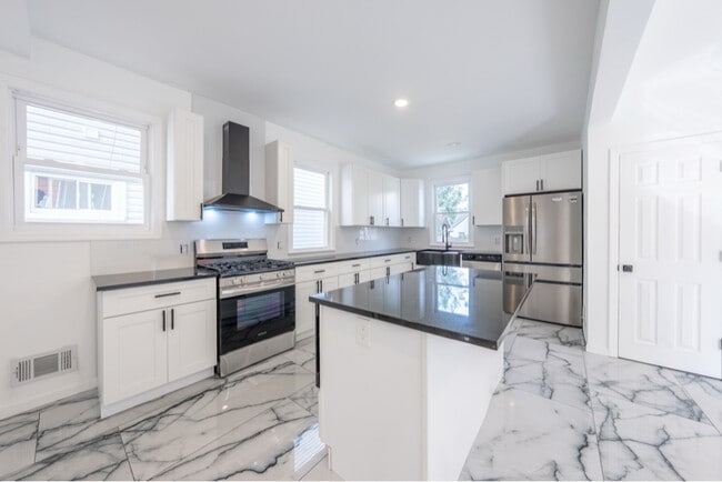 Building Photo - 32 Palm St