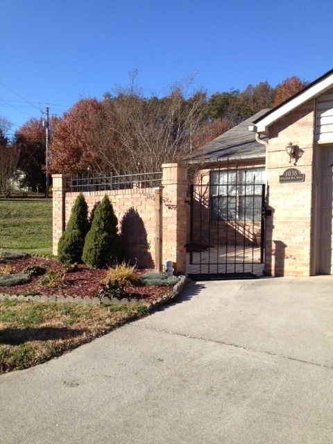 Building Photo - South Knoxville, 2 bedroom condo, 2 car garage Text or Call Debra Johnson 865-591-8281