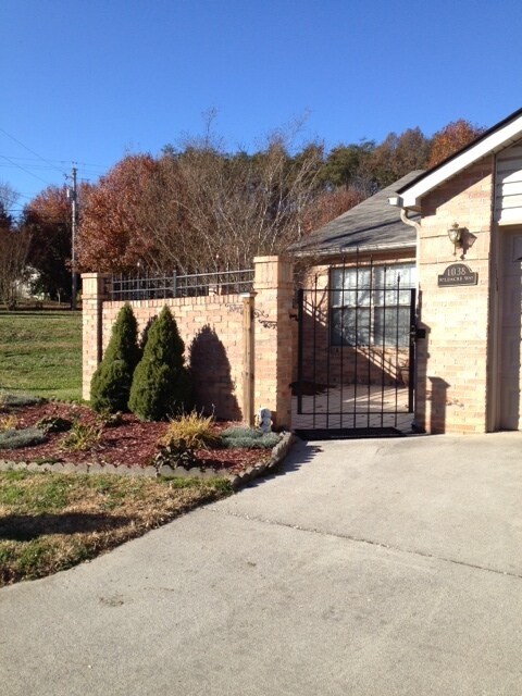 Foto del edificio - South Knoxville, 2 bedroom condo, 2 car garage Text or Call Debra Johnson 865-591-8281