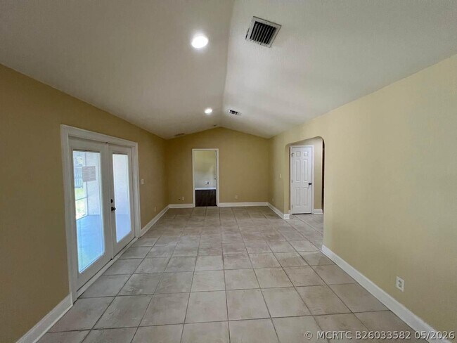 Building Photo - 1318 SW Bartell Ave