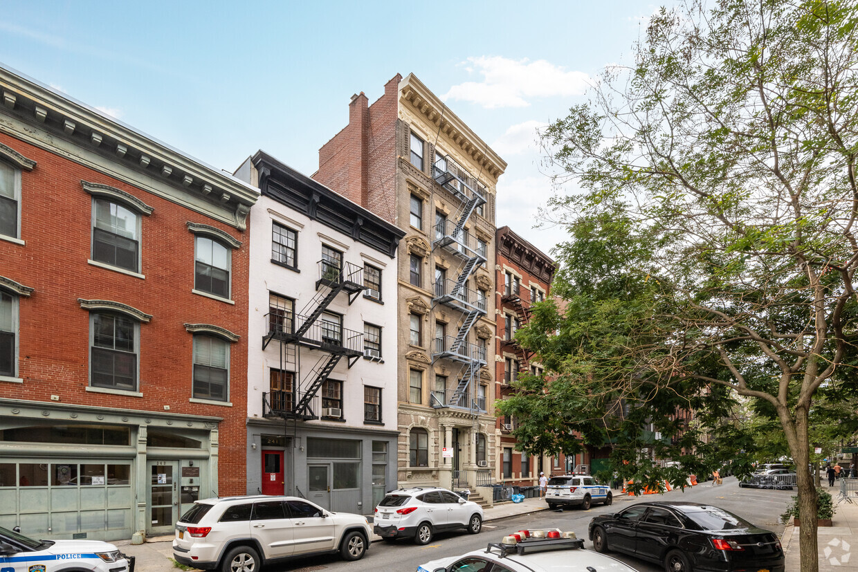 Primary Photo - 239 W 20th St