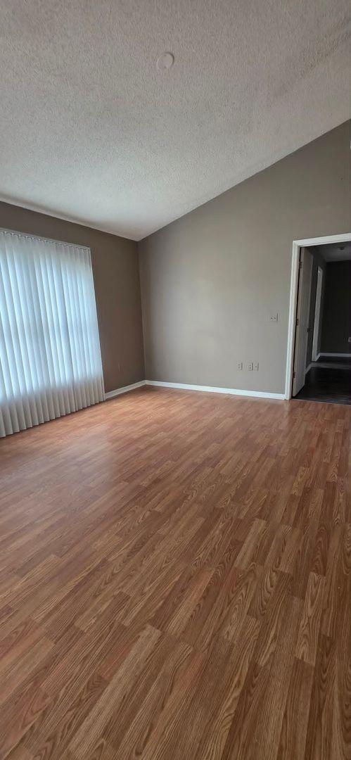 Foto del edificio - Spacious 3BR Home with Florida Room & Fenced Backyard