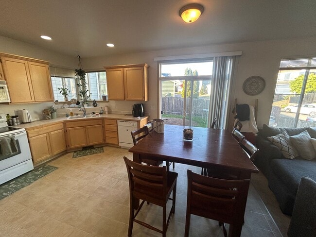 Building Photo - 4B, 2.5BA Pet-friendly home w/2-car garage...