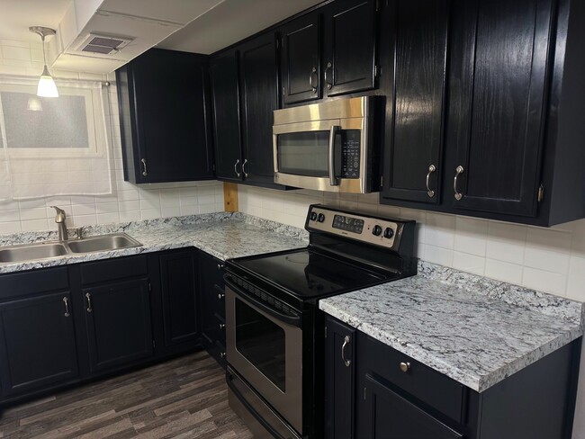 Building Photo - 435 Kiesel Ave