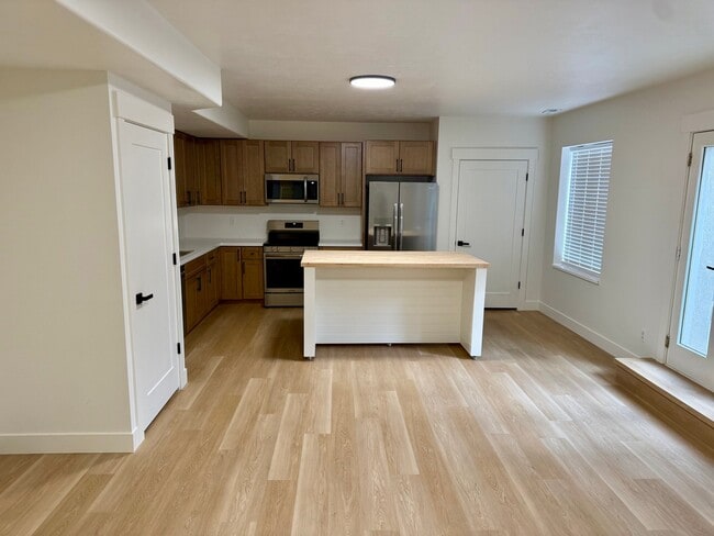 Photo - 11282 Alpine Creek Way (South Jordan, UT) Apartment