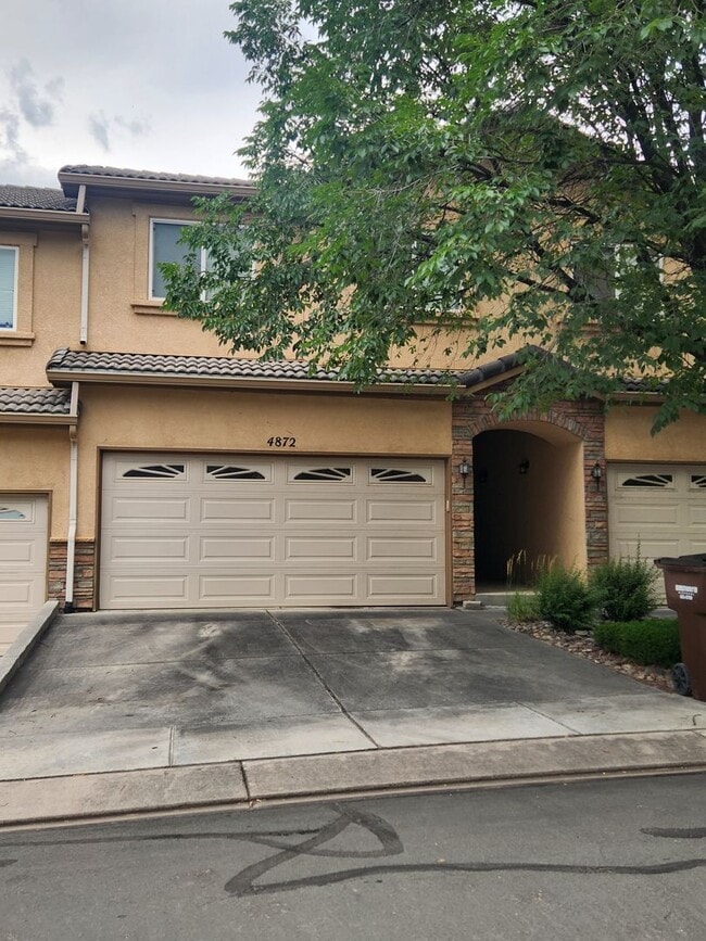 Foto del edificio - 3 Bedroom Townhome in Gated Community