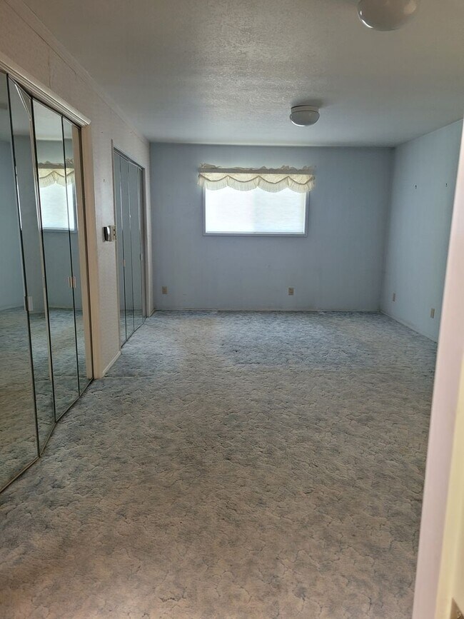 Foto del edificio - Large 3 Bedroom, 2 Bath Home