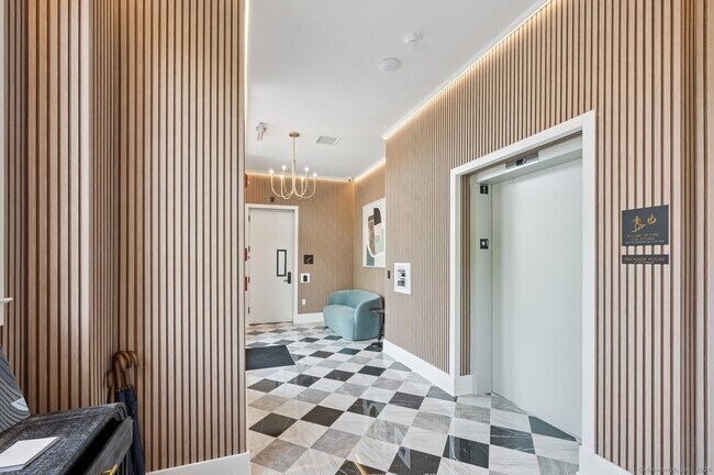 Foto del edificio - 100 E Putnam Ave