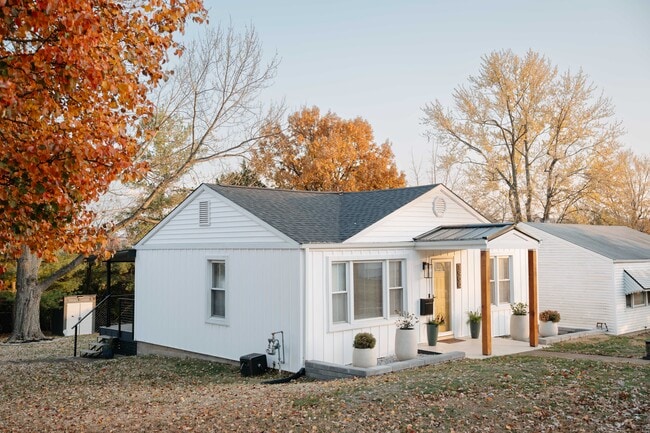 Building Photo - 1900 Mitchell Terrace